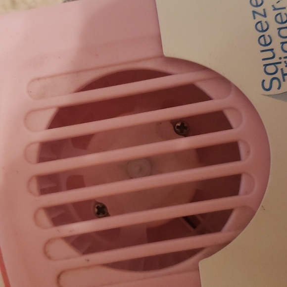 O2Cool Misting Necklace Fan in Pink takes 2 AAA Batteries not included - Picture 5 of 6